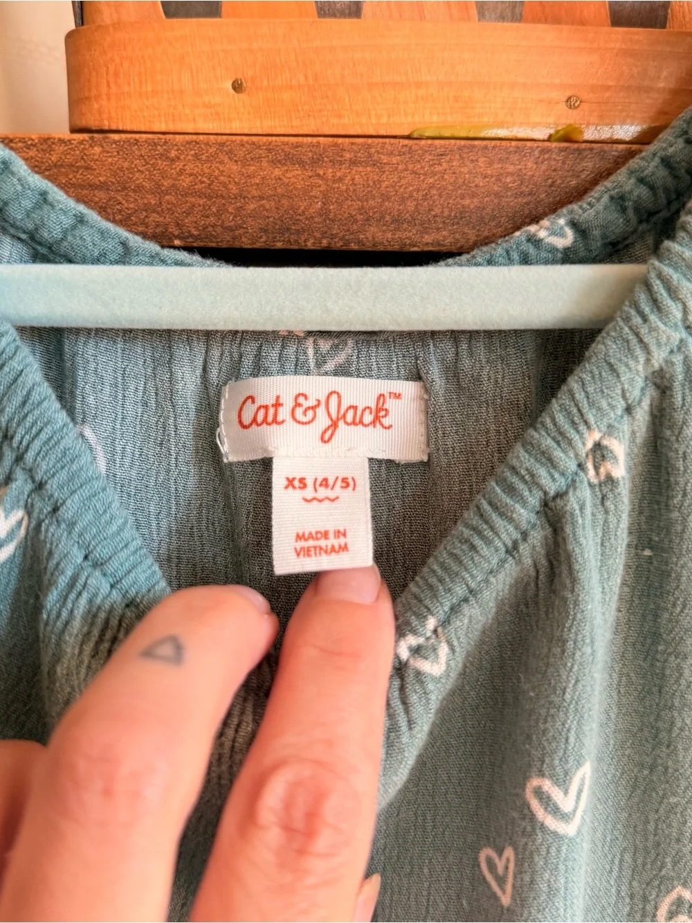 Girls cat & jack heart print green shirt